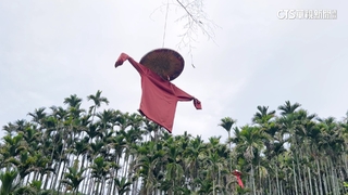 農民自製「趕鳥神器」　紅衣女飄空中　路人喊驚嚇