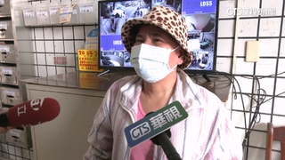 拄枴杖也不讓！　左轉車「切西瓜」從婦人前擦身過