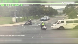 等紅燈「看到違規」　警闖紅燈欲攔停遭撞飛！