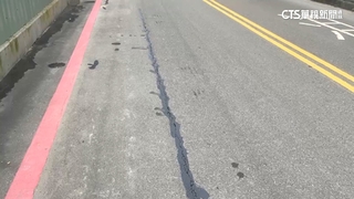 疑施工掏空地基！　七堵百福社區電線桿下陷