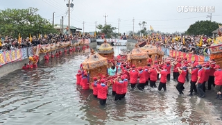 嘉義衝水路迎客王登場　大批信徒擠爆現場