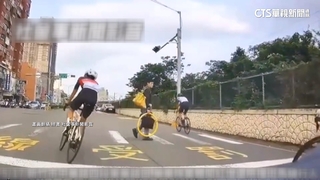 無視交通號誌　單車隊闖紅燈.險撞斑馬線行人