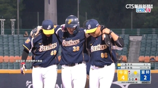 彭政閔攙扶傷兵退場　球迷大讚：恰總好暖心