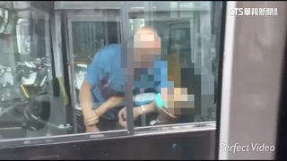 男朝女乘客亂丟寶特瓶　公車司機欲報案遭痛毆