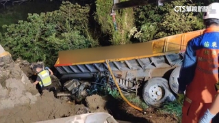 砂石車翻落國3邊坡　駕駛受困命危送醫搶救