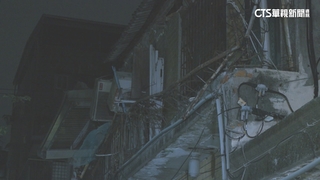 疑2樓女兒牆倒！士林民宅屋頂坍　磚瓦散落無人傷