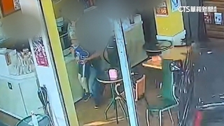 轎車撞進早餐店　爸「速抱兒跳開」躲劫！