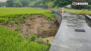 一夜豪雨炸出天坑？　苗栗農田赫見「30米巨坑」