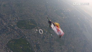 史上首次都市區跳傘　法運動員穿越新宿最高樓