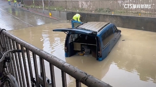 無視元培街地下道柵欄　汽車駕駛「硬闖」險滅頂