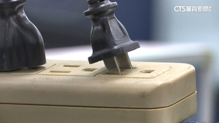 梅雨季溼氣重　插座「口吐綠沫」恐短路走火