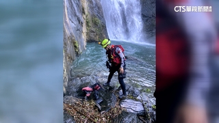 溪水暴漲！　飛龍瀑布溯溪團1死4失聯　吊掛救5人