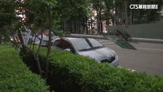 疲勞想休息駕駛「誤踩油門」　撞倒路牌壓毀2車