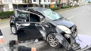 違規左轉見警就逃　失控撞翻「車上有通緝犯」