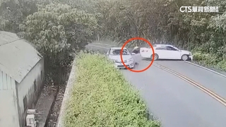 疑行車糾紛　警尾隨連5撞民眾車輛害撞山壁