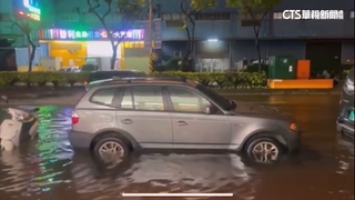 大雨夜襲北台灣！桃蘆竹淹大水　機車險遭滅頂