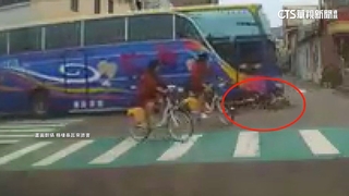 3國中生並排騎單車左轉　遭遊覽車撞上險被輾