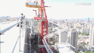 砸中捷1死10傷！　建案毀損機具曝「吊臂凹3截」