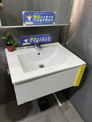 他見水龍頭「開關在地上」驚呆！  引眾網友虧：醫院很常見