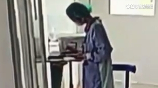 護理師「上班玩直播」？　爆料者：呼吸器掉都不知