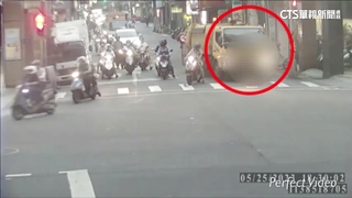 垃圾車逆向闖紅燈右轉　環保局：調離司機職務