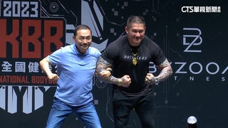 搶年輕票！　侯友宜合體館長秀肌肉　下午高雄跑透透