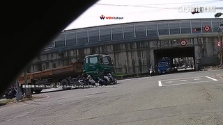 聯結車違規紅燈右轉　撞倒騎士摔傷腰.險遭輾