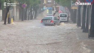 西班牙東南沿岸豪雨成災　車輛當街被沖走