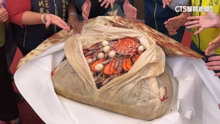 「新北第一粽」登場　重達百斤塞滿小卷、蝦蟹餡