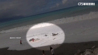 驚險！　花蓮七星潭玩命觀浪　情侶險遭大浪捲走
