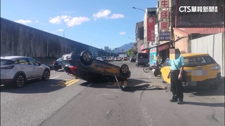 「瑞典坦克」撞小黃翻覆　駕駛母子被救脫困無傷亡