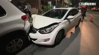 疲勞駕駛惹禍　男子自撞釀2汽車2機車撞毀