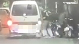 警破當街擄人強押上車　竟是慶生惡作劇