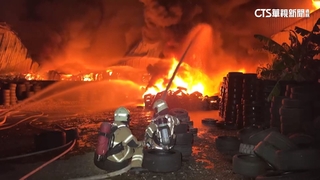 台南五金工廠凌晨火　鐵皮屋塌陷.濃煙蔽天