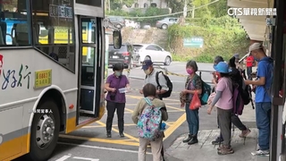 傻眼！　溪頭搭台灣好行　遇「背包丟地板」插隊部隊