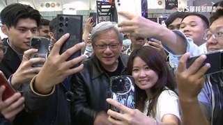 合照來者不拒！　黃仁勳逛電腦展人氣夯