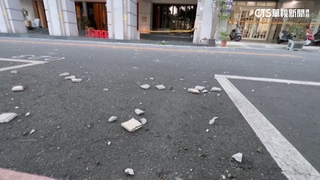 台中草悟道旁「磁磚雨」砸2車　警封街50公尺