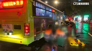 疑天雨視線不佳！　公車碰撞意外　婦腳遭右後輪壓住