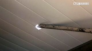 狂風襲高雄　工地鋼筋被吹落插入民宅屋頂