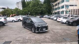 座車闖紅燈　鍾東錦：不在車上.會幫司機繳罰單