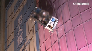 吊籠繩索鬆脫　悚！　工人傾斜吊掛百貨外牆