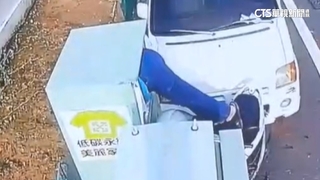 表演特技？　男腳踩機車「鑽」回收箱偷二手衣物