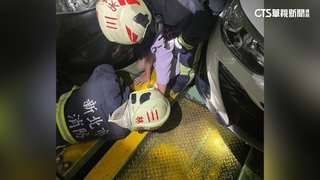 女踩空遭機械停車格「吃掉」左腳　卡縫隙痛苦求救