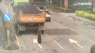 悚！拖車半路「掉輪胎」　百萬名車遭撞鈑金刮花