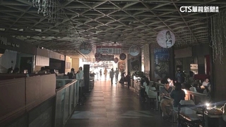 桃園環球停電半小時　顧客摸黑逛街吃「燭光午餐」