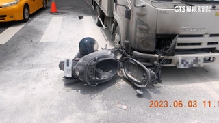 物流車疑闖燈　機車挨撞遭捲車底後「秒竄火」