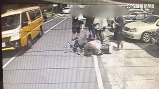 嘉市男童衝出馬路　遭機車撞趴受傷送醫
