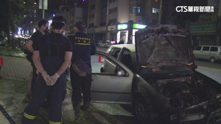 「砰」一聲！　20年老車驚見引擎起火燒毀