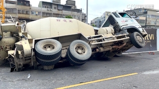 工安意外！　施工路面突塌　水泥車翻.駕駛送醫