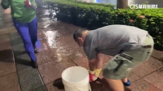 雨彈狂炸高雄　騎士追撞.「土虱」路面彈跳